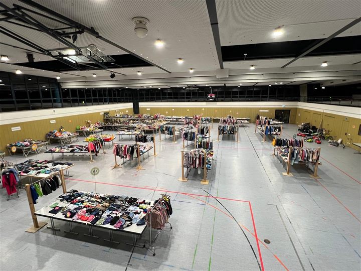 Blick von der Tribüne auf die vorbereiteten Verkaufsstände in der Flohmarkthalle