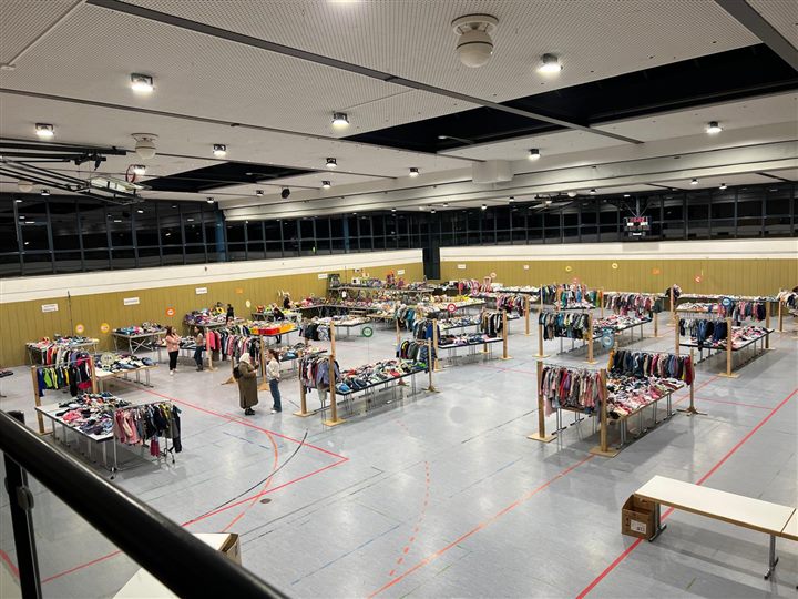 Großzügiger Überblick über den aufgebauten sortierten Flohmarkt